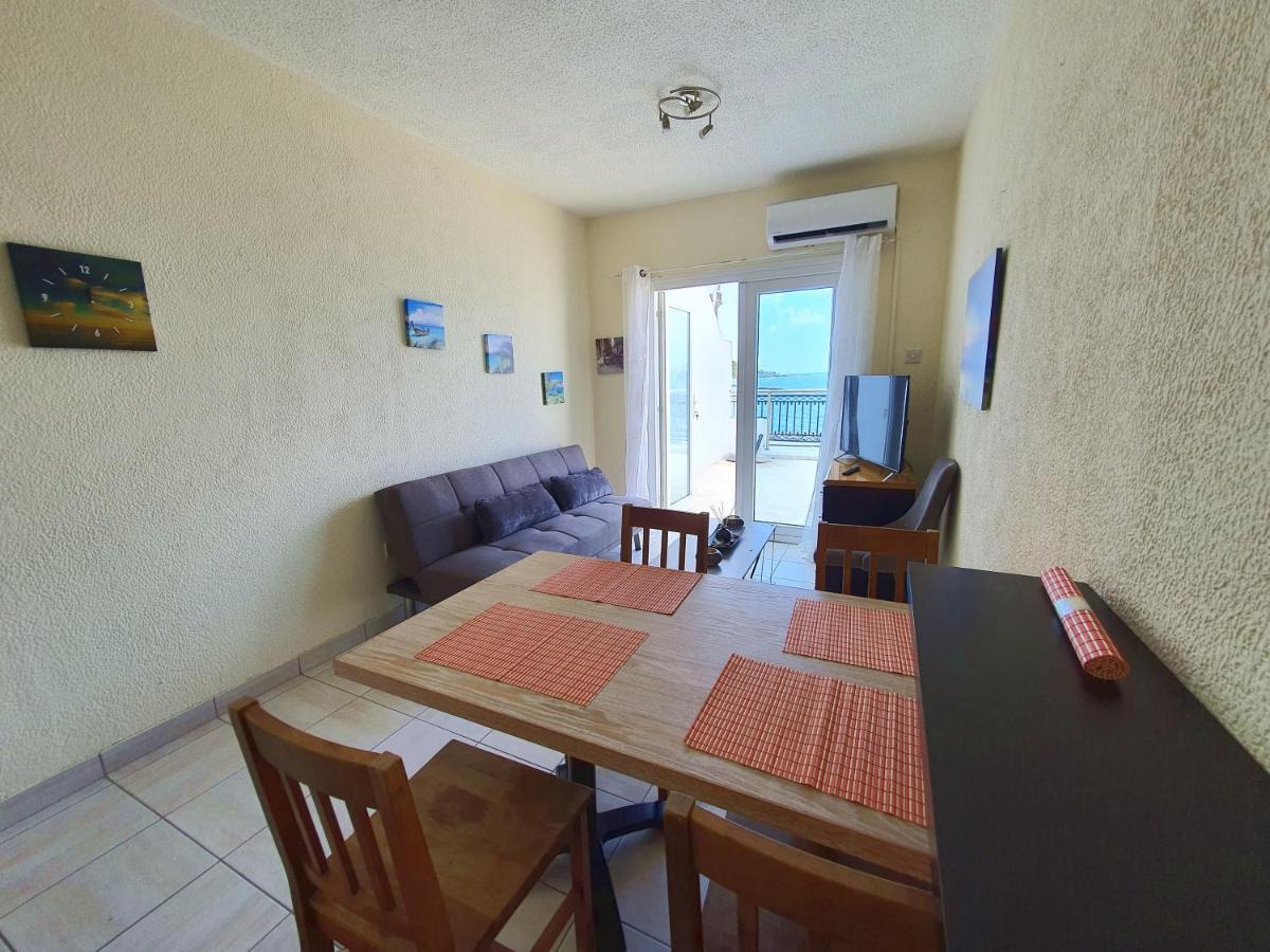 Poseidon 51 - Beachfront Two Bedroom Apartment Paphos Exterior photo
